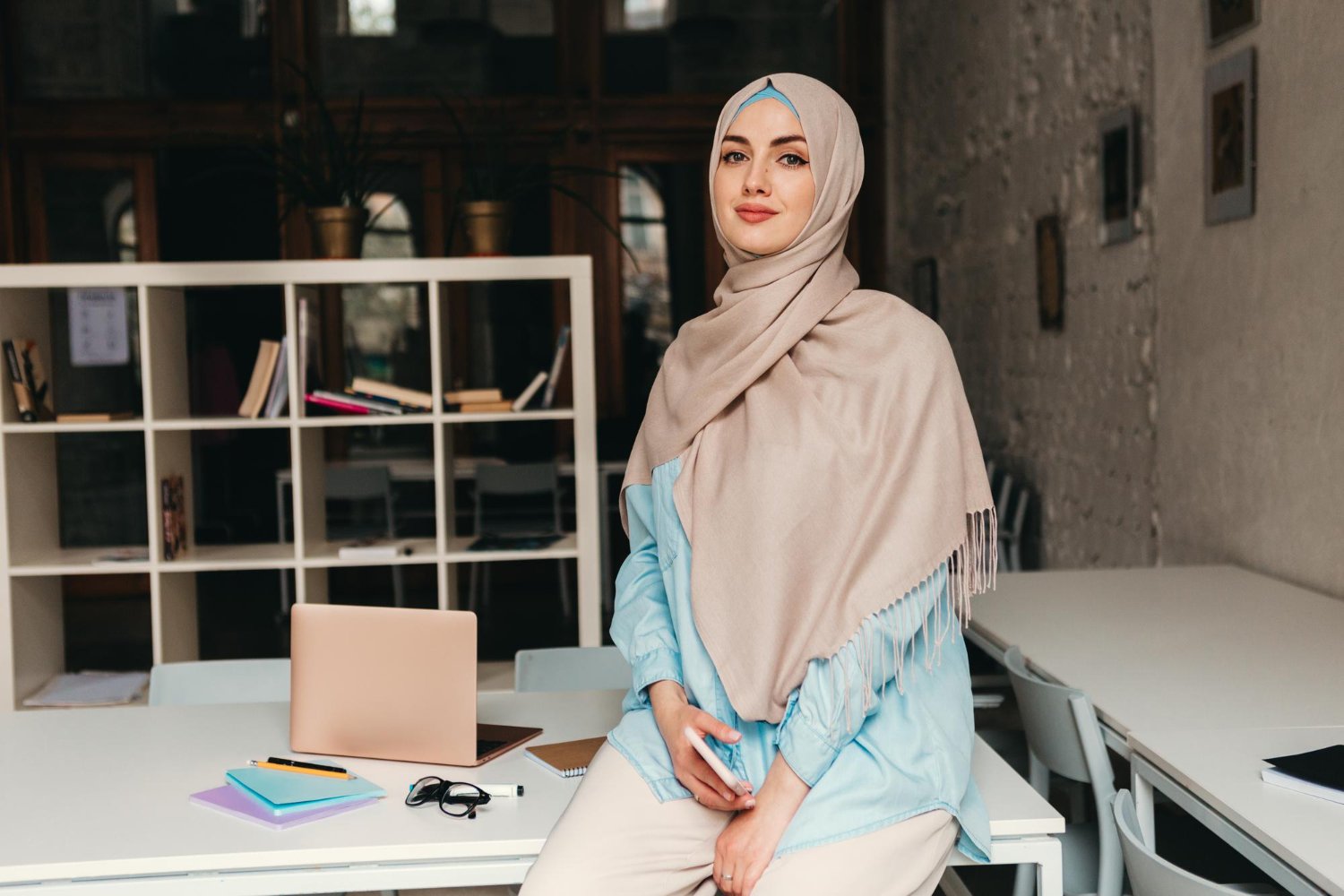 modern-muslim-woman-hijab-office-room (1)